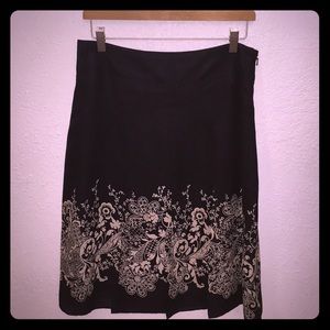 Pleated, flowy skirt with cream floral accents